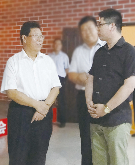 易海堂张帆老师 与安丘原市委书记桑福岭